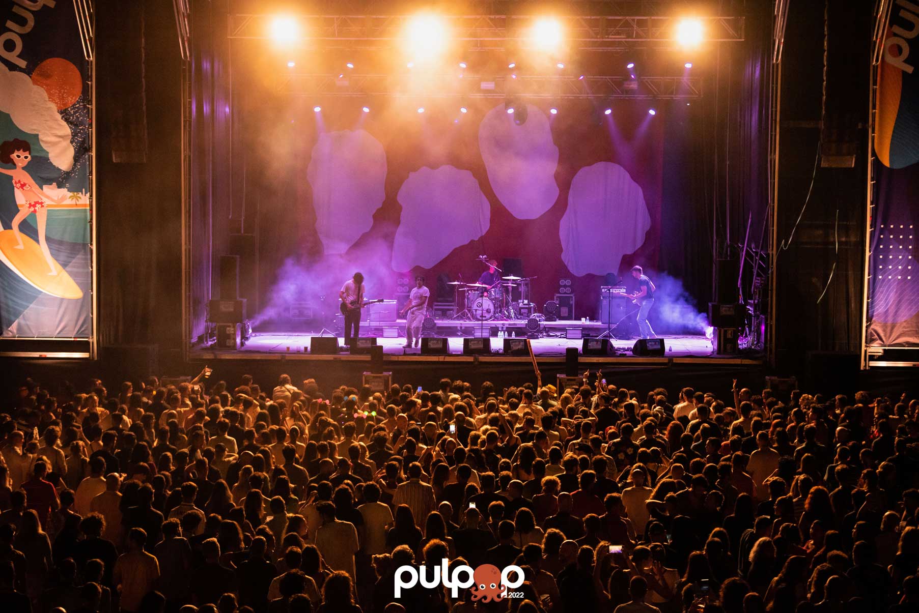 Vista periférica del escenario del Pulpop Festival 2023 con la actuación de uno de los grupos participantes